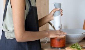 Mixeur plongeant dans la cuisine